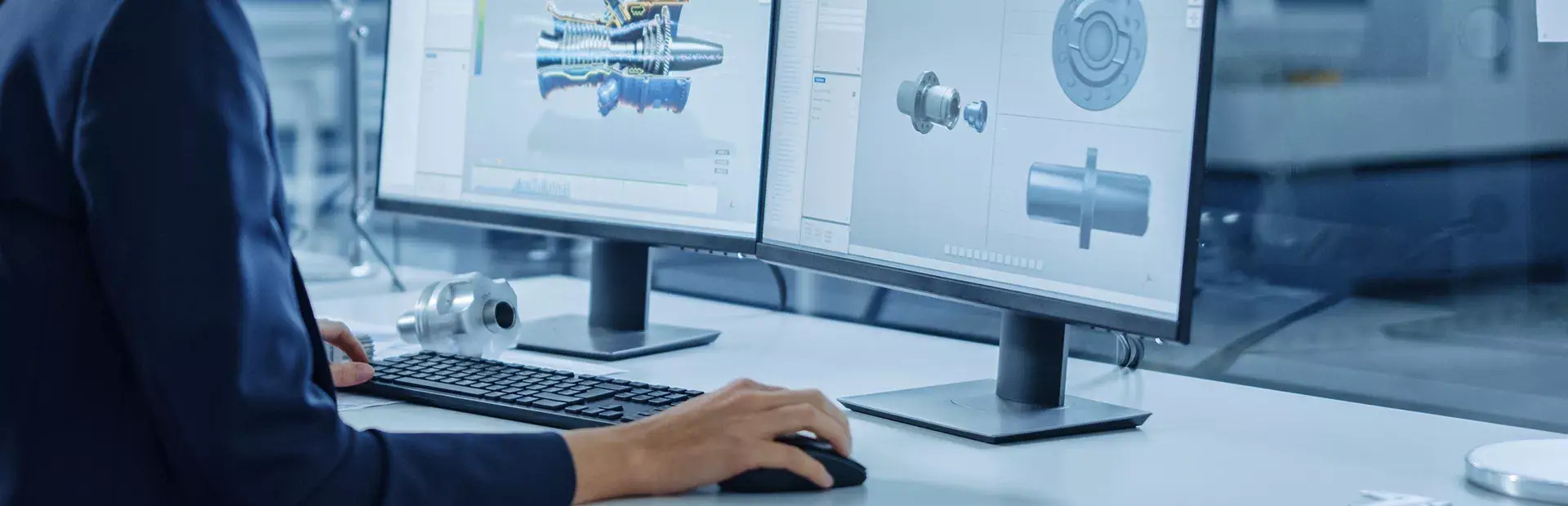 mężczyzna projektujący model 3d